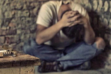 மகனின் போதையால் பார்வையை இழந்து பரிதவிக்கும்  தந்தை! விடுத்த கோரிக்கை