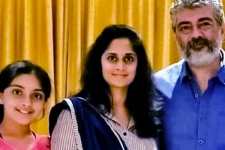 மேடையில் நடிக்கும் அஜித்தின் மகள்.. கீழே நின்று ரசிக்கும் தல அஜித்.. அழகிய வீடியோ இதோ