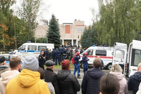 பள்ளியில் துப்பாக்கிச் சூடு - 7 குழந்தைகள் உட்பட 13 பேர் உயிரிழப்பு | Russia School Shooting 13 Killed