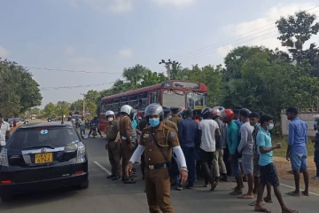 கணவன், மனைவியை மோதித்தள்ளிய இ.போ.ச!! ஸ்தலத்தில் முறுகல் நிலை ( படங்கள்)