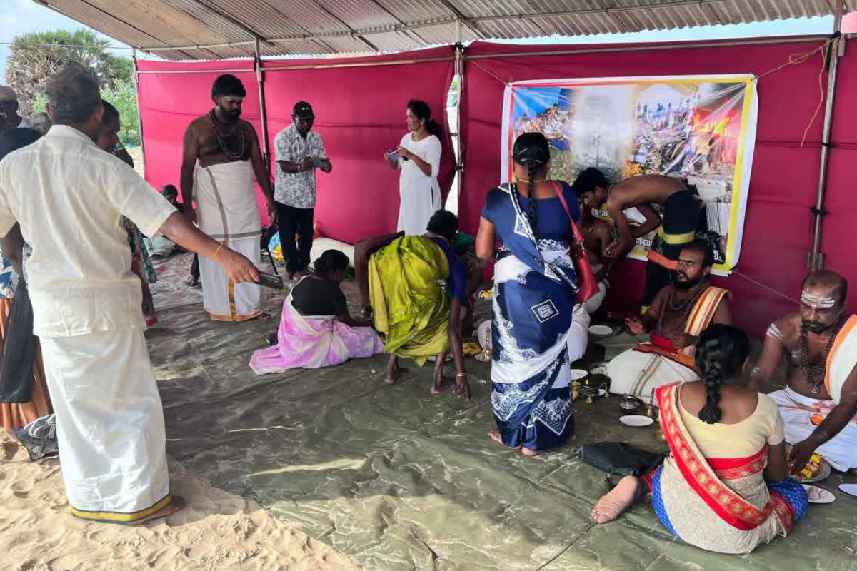 முள்ளிவாய்க்கால் மண்ணில் தென்புலத்தார் வழிபாடு; கண்ணீரில் உறவுகள் | Ancestral Worship At Mullivaikkal Relatives முள்ளிவாய்க்கால் மண்ணில் தென்புலத்தார் வழிபாடு; கண்ணீரில் உறவுகள் | Ancestral Worship At Mullivaikkal Relatives