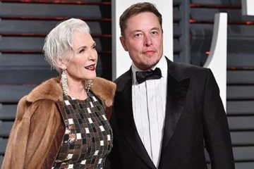 உலக கோடீஸ்வரரான மகனைக் காணச் சென்ற தாய்: தரையில் படுத்து தூங்கவைத்த மகன்?