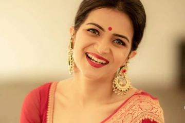 மருமகனுடன் அபுதாபி ஓட்டலில் தொகுப்பாளினி டிடி!! யாருடன் தெரியுமா!!