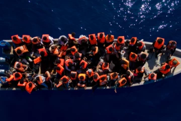 புலம்பெயர்ந்தோர் படகு கவிழ்ந்து விபத்து: 42 பேர் வரை உயிரிழந்திருக்கலாம் என அச்சம்