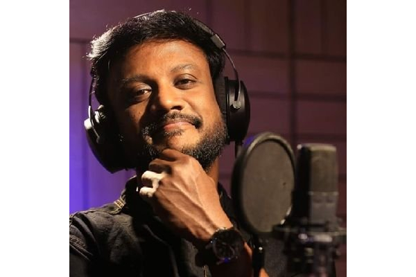 ரோஜா ரோஜா பாடல் மூலம் ஒட்டுமொத்த திரையுலகையும் திரும்பிய பார்க்க வைத்த இளைஞன்.. யார் இவர் | Viral Roja Roja Song Singer Sathyan Mahalingam