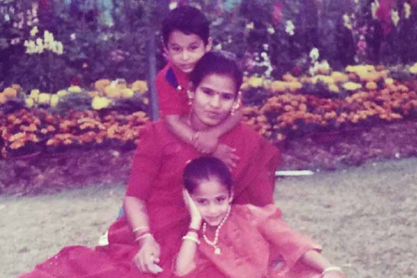 இந்த புகைப்படத்தில் இருக்கும் டாப் பிரபலம் யார் தெரியுமா.. சமீபத்தில் கூட ரசிகர்களுக்கு அதிர்ச்சி கொடுத்தார் | Popular Person In Tv Chilldhood Photo