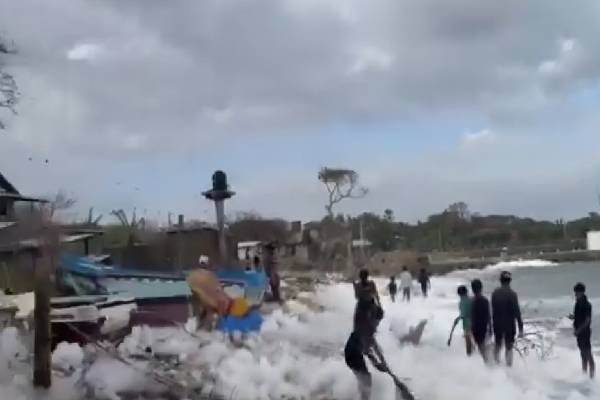 யாழ். கடற்பரப்பில் கரையொதுங்கிய வெள்ளை நுரைகள் ; மக்கள் மத்தியில் பரபரப்பு | White Foam Washed Up On The Jaffna Seashore யாழ். கடற்பரப்பில் கரையொதுங்கிய வெள்ளை நுரைகள் ; மக்கள் மத்தியில் பரபரப்பு | White Foam Washed Up On The Jaffna Seashore