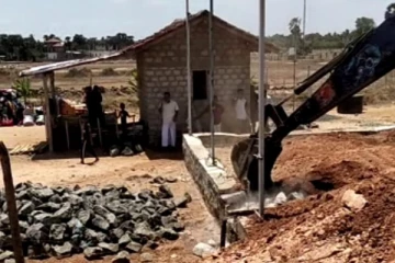 கிண்ணியாவில் சட்டவிரோத கட்டடங்கள் இடித்து அரசுடைமை ஆக்கப்பட்டன