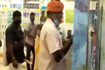 போலீசார் முன்னிலையில் விரட்டி விரட்டி வியாபாரியை தாக்கிய பாஜகவினர் - பல்லடத்தில் நடந்த அதிர்ச்சி சம்பவம்