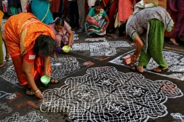 வீட்டின் முன் கோலம் ஏன் போட வேண்டும்? மறைக்கப்பட்ட காரணங்கள்