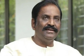 அடுத்தடுத்து பாலியல் புகார்கள்! வைரமுத்துவுக்கு விருது கொடுப்பதா? பிரபல நடிகை கடும் எதிர்ப்பு