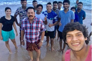 மஹிந்த குடும்பம்  மாலைதீவுக்கு பயணமா! கடும் சினம் வெளியிட்ட நாமல் ராஜபக்க்ஷ