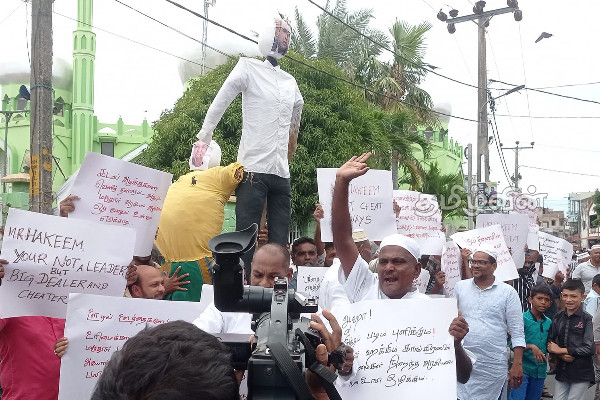 ரவூப் ஹக்கீமின் வருகையை கண்டித்து சாய்ந்தமருதில் போராட்டம்: கொடும்பாவிகளும் எரிக்கப்பட்டன (Photos) | Saainthamaruthu Ravuphakkim Protesting