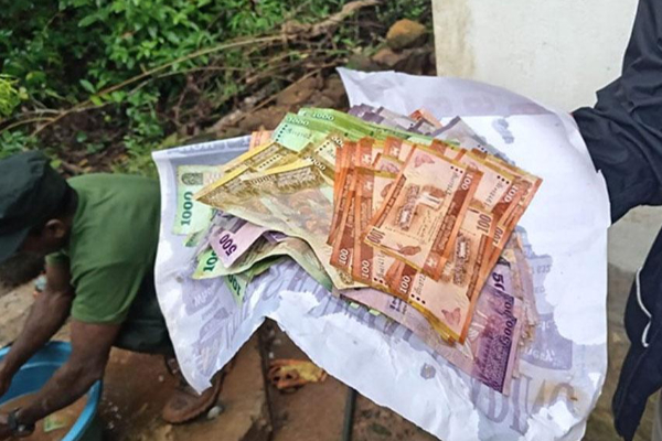 அனர்த்தத்தால் பாதிக்கப்பட்டவருக்கு 18 நாட்களின் பின்னர் காத்திருந்த இன்ப அதிர்ச்சி | Sl Army Hand Over Cash Gold To Landslide Victim அனர்த்தத்தால் பாதிக்கப்பட்டவருக்கு 18 நாட்களின் பின்னர் காத்திருந்த இன்ப அதிர்ச்சி | Sl Army Hand Over Cash Gold To Landslide Victim