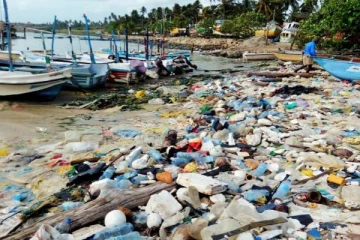 புத்தளத்தில் கரையொதுங்கும் கழிவுப் பொருட்கள்!