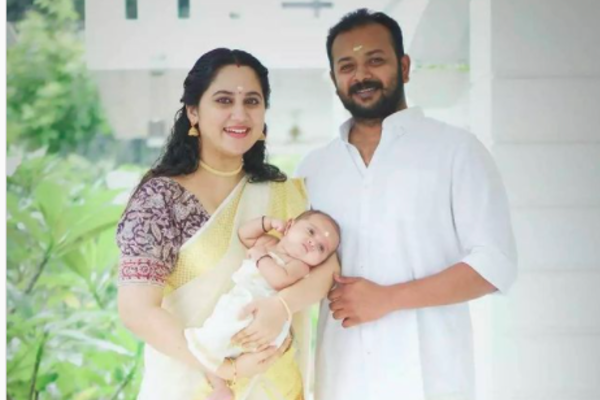 முதல் முறையாக தனது மகனை ரசிகர்களுக்கு காட்டிய நடிகை மியா ஜார்ஜ்.. அழகிய குடும்பம் | Mia George Family