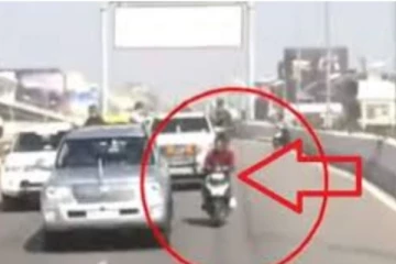 தொடர்ந்து காரை துரத்தி வந்த இளைஞர்: செல்பி எடுத்த சசிகலா