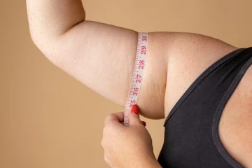 தொங்கும் கையில் உள்ள கொழுப்பை 2 யோகாசனம் மூலம் குறைப்பது எப்படி?