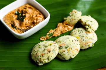 சுடச் சுட  பூ போன்ற வெஜிடபிள் இட்லி செய்வது எப்படி?