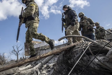 உக்ரைனில் அடுத்தடுத்து 3 ஏவுகணை வீச்சு;  21 பேர் பலி