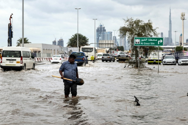 வெள்ளத்தில் மூழ்கிய துபாய்.. மத்திய கிழக்கிலும் பதற்றத்தை ஏற்படுத்தும் காலநிலை மாற்றம் | Dubai After Heavy Rains Stunned Videos Flood Uae