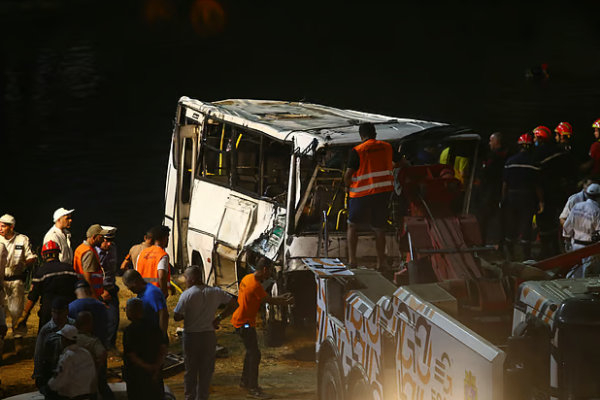 ஆற்றில் கவிழ்ந்த பேருந்து ; 18 பேர் பலி | Bus Plunges Into River 18 People Killed In Crash