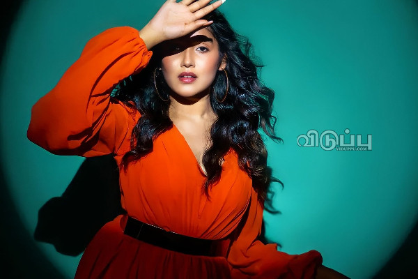 18 வயதில் நடிகையானதும் இப்படியா? வெறும் துண்டுடன் மேக்கப் போடும் அஜித் ரீல் மகள் | Anikha Latest Photos Post Makeup Video