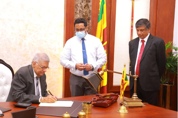 ரணில் முதன் முதலாக பங்கேற்ற ஆளும் கட்சி கூட்டம்! | Sri Lanka Podujana Peramuna Gotabaya Ranil