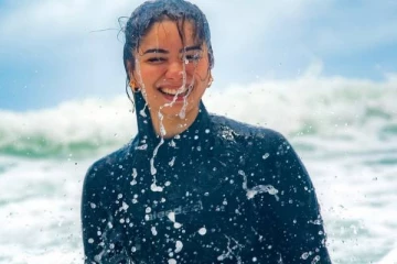 பீச்சில் என்ஜாய் பண்ணும் சச்சின் மகள் சாரா டெண்டுல்கர்!! புகைப்படங்கள்..