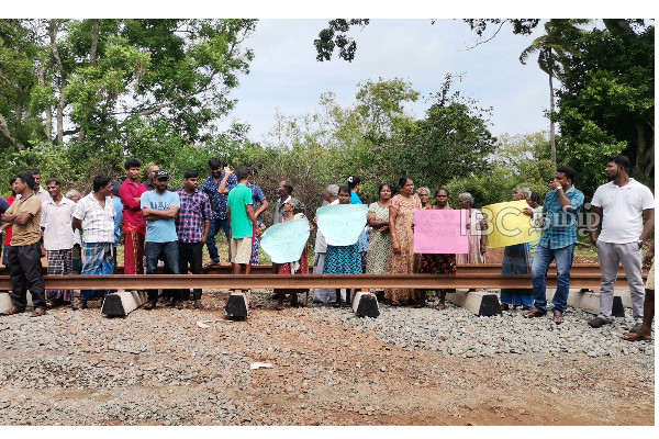 வவுனியாவில் புகையிரதப் பாதையினை மறித்து கிராம மக்கள் ஆர்ப்பாட்டம் | Protest Blocking Railway Line In Vavunia People