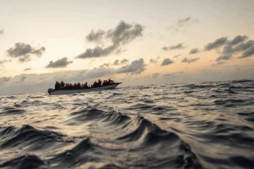 புலம்பெயர்வோர் பயணித்த படகு கவிழ்ந்து விபத்து: 49 பேர் பலி, 100 பேர் மாயம்