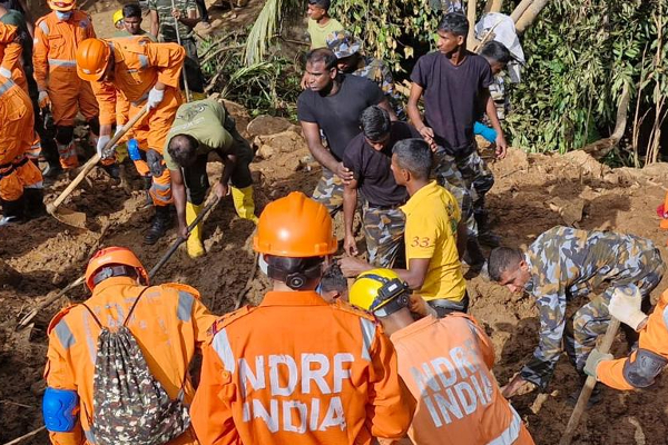 பதுளையில் தீவிர மீட்பு பணியில் இறங்கியுள்ள இந்திய படையினர்! | Hindi Rescue Teams Rescue Operations In Badulla பதுளையில் தீவிர மீட்பு பணியில் இறங்கியுள்ள இந்திய படையினர்! | Hindi Rescue Teams Rescue Operations In Badulla
