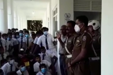 அனுமதியின்றி பாடசாலைக்குள் நுழைந்த பொலிஸாரால் குழப்பம் (Photos)