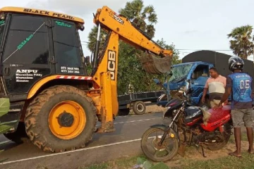 தமிழர் பகுதியில் பயங்கர விபத்து சம்பவம்... மூவர் வைத்தியசாலையில்!