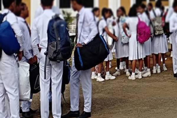 பாடசாலைக்குள் மதுபான விருந்து ; கையும் களவுமாக சிக்கிய மாணவர்கள் | Students Caught With Booze Feast In School
