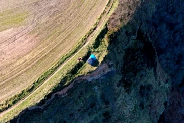 'முட்டாள் தனத்தின் உச்சம்' 666 அடி உயரத்தில் பிஞ்சு குழந்தையை வைத்துக்கொண்டு ரிஸ்க் எடுத்த பெற்றோர்: தீட்டித் தீர்க்கும் நெட்டிசன்கள்