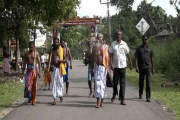 கோடரியால் பழங்குடிகளுக்கு வாக்களிக்க மறுப்பு!