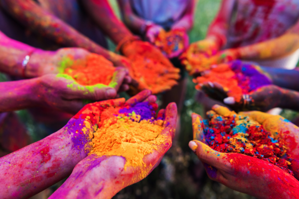 2026 ஹோலி பண்டிகை முன் வீடுகளில் இந்த பொருட்கள் இருந்தால் அகற்றி விடுங்கள் | Things We Should Remove Before Holi Festival