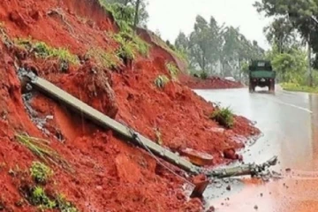 காணாமல் போன நால்வர்;வீட்டின் மீது மண்சரிவு
