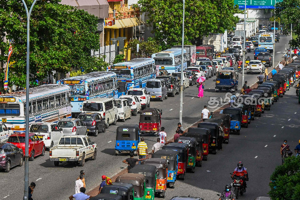 எரிபொருள் பெற காத்திருந்த ஒருவர் உயிரிழப்பு | Man Dead In Petrol Queue
