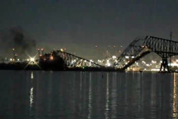 அமெரிக்காவில் கப்பல் மோதி உடைந்த பாலம்; பலர் உயிரிழந்திருக்கலாம் என அச்சம்