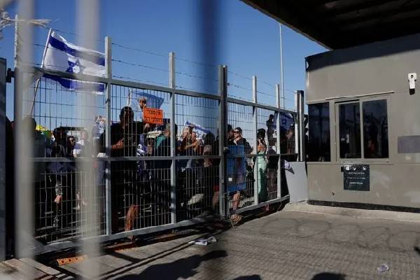 காஸா கைதிகளுக்கு இஸ்ரேல் இராணுவம் செய்த கொடுமை... கசிந்த காணொளியால் பதவி இழந்த அதிகாரி | Israeli Military Legal Officer Quits காஸா கைதிகளுக்கு இஸ்ரேல் இராணுவம் செய்த கொடுமை... கசிந்த காணொளியால் பதவி இழந்த அதிகாரி | Israeli Military Legal Officer Quits