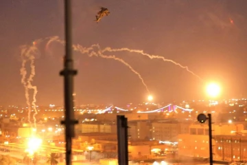 ஈராக்கில் அமெரிக்க படைகள் இருக்கும் இராணுவத்தளம் மீது பொழிந்த ராக்கெட் மழை