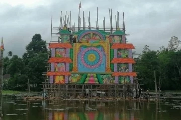 வாவியின் நடுவே மின்னிய வெசாக் தோரணம்!