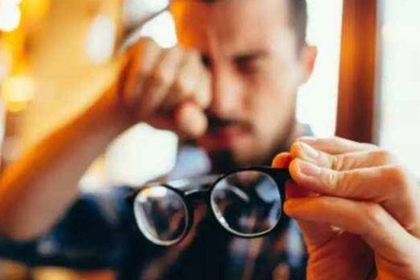 உலகளவில் மையோபியா நோயினால் அதிகமானோர் பாதிப்பு! | More People Affected Myopia In The World Phone Use