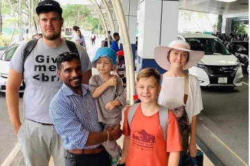 கட்டுநாயக்க விமான நிலையத்தில் நெகிழ்ச்சி சம்பவம் - வெளிநாட்டு குடும்பத்தின் செயல்