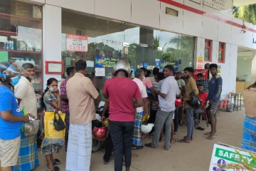ஊரடங்கிலும் நீண்ட வரிசைகளில் மக்கள்