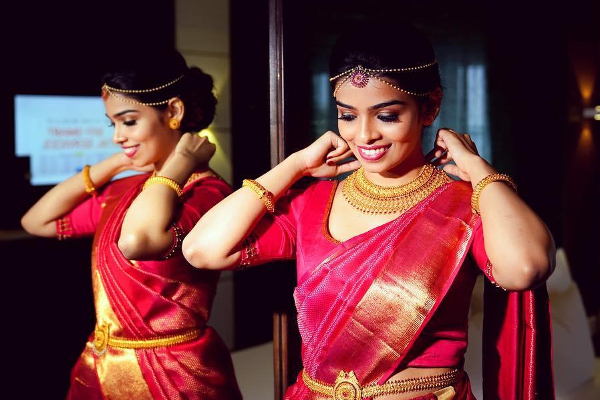 பெண்களே அவதானம்; இந்த பொருட்களை மற்றவர்கள் கண்களில் படும்படி வைக்கவே கூடாதாம்! | These Itemshouse Should Not Be Kept Others