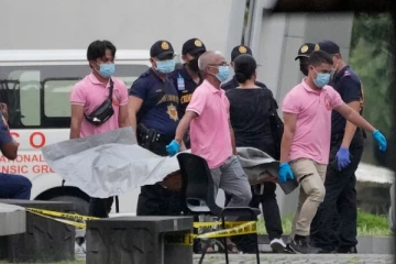 பல்கலைக்கழக பட்டமளிப்பு விழாவில் பயங்கர துப்பாக்கிச்சூடு! மகளுக்காக வந்த முன்னாள் மேயருக்கு நேர்ந்த துயரம்