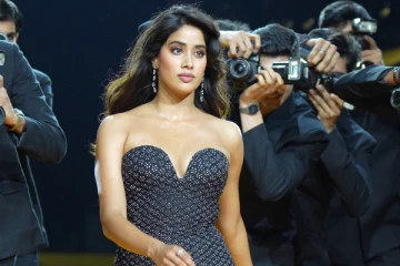 உச்சகட்ட கவர்ச்சி.. பேஷன் ஷோவில் ரேம்ப் வாக் செய்த ஜான்வி கபூர்